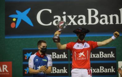 Altuna, con la txapela y trofeo de campeón