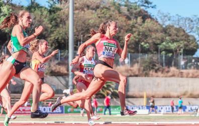 Nerea Bermejo durante la carrera en la que batió el récord de los 200 metros lisos en Hospitalet