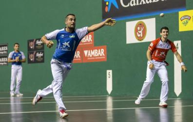 Oinatz Bengoetxea descuelga la pelota en presencia de Jokin Altuna durante el parejas.