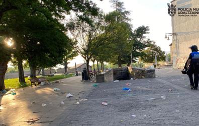 Basura acumulada en la calle Redín, fin de semana de los No Sanfermines.