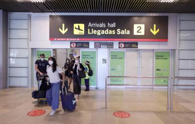 Varios viajeros, en el aeropuerto Adolfo Suárez Madrid-Barajas.