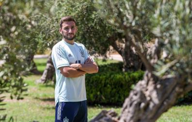 Jon Moncayola posa sonriente en uno de los jardines del Hotel Meliá Villaitana durante su concentración con la selección española.
