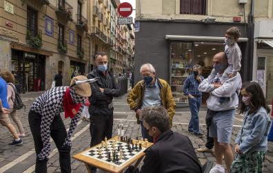 Pamplona acogió el ‘Encierro del ajedrez’ con 6 jugadores compitiendo contra 80 personas