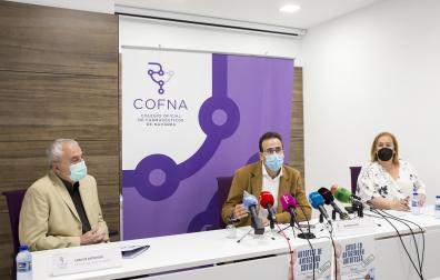 El director general de Salud, Carlos Artundo, el subdirector de Farmacia y Prestaciones del SNS-0, Antonio López, y la presidenta del Colegio Oficial de Farmacéuticos de Navarra, Marta Galipienzo.
