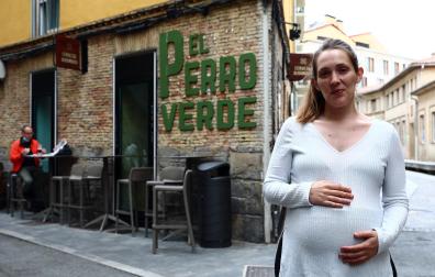 Naroa Mendaza Armendáriz, de 34 años, es la dueña de El Perro Verde, en Jarauta