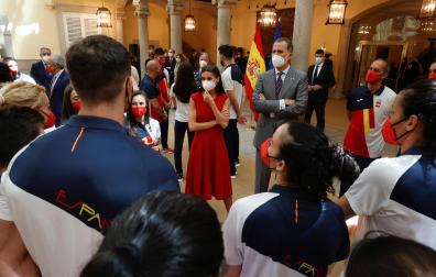 Los reyes Felipe VI y Letizia, durante su encuentro con varios miembros del equipo olímpico español participante en los Juegos Olímpicos de Tokio 2020.