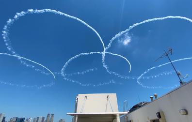 Japan's Air Self Defense Force (JASDF) aerobatics team, the Blue Impulse, skywrite Olympic rings in a practice run ahead of the official opening of the Tokyo 2020 Olympic Games in Japan, July 21, 2021, in this still image obtained from social media video. TWITTER/@KONO_MI0624/via REUTERS THIS IMAGE HAS BEEN SUPPLIED BY A THIRD PARTY. MANDATORY CREDIT. NO RESALES. NO ARCHIVES.