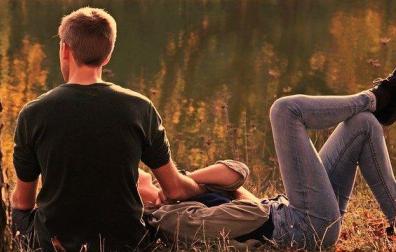 Pareja en un campo
