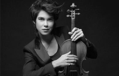 Isabel Villanueva, posando con su viola Enrico Catenar de 1670.