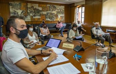 Jorge Crespo, en primer término, y Magdalena Hernández, en el pleno celebrado el 8 de julio