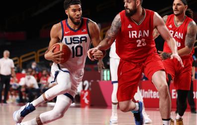 Jayson Tatum, en acción ante Aaron Geramipoor y Michael Rostampour