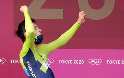 Primoz Roglic celebra su medalla de oro