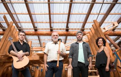 Foto Promocional de Juan Mari Beltrán y el grupo con el que actúa, tomada antes de la pandemia