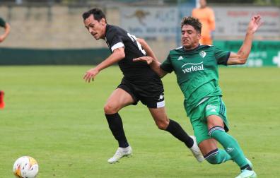 Iker Benito en un duelo ante la SD Amorebieta
