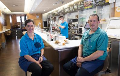 Los hermanos Guadalupe y Javier Riega Jiménez, junto a la barra del bar José Luis de Tudela.