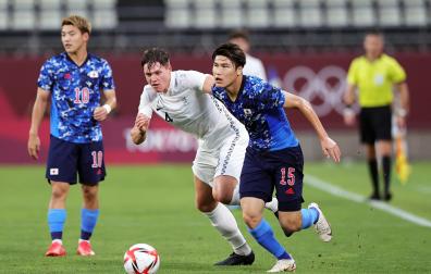 El japonés Daiki Hashioka trata de marcharse del jugador neozelandés Nando Pijnaker