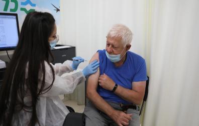 Un hombre mayor de 60 años recibe la tercera dosis de la vacuna en Jerusalén