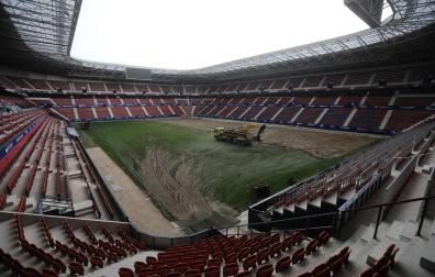 Aspecto de El Sadar cuando comenzó el cambio de césped este verano