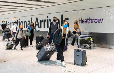 Pasajeros en su llegada al aeropuerto de Heathrow, en Londres.