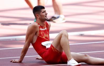 Asier Martínez se recupera sentado en la pista tras correr la final olímpica de los 110 m vallas