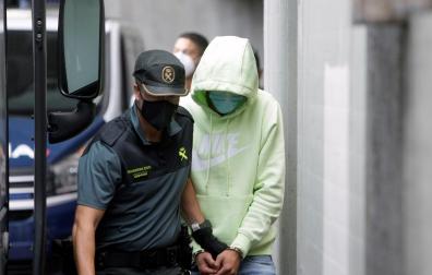 Uno de los tres varones mayores de edad encarcelados como presuntos autores de la agresión que acabó con la vida de Samuel Luiz sale del edificio de los juzgados de A Coruña
