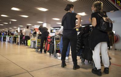 Pasajeros hacen cola para facturar en la Terminal T1 del Aeropuerto Adolfo Suárez Madrid-Barajas.