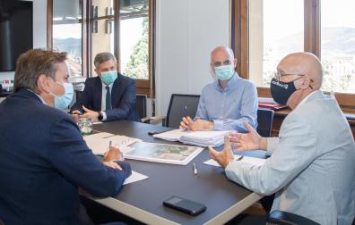 De izquierda a derecha, el director general de Obras Públicas e Infraestructuras, Pedro López; el responsable de la empresa concesionaria Aguas de Navarra, Francisco Iribarren; el subdirector de INTIA, Joaquin Puig; y el consejero Ciriza.