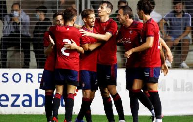 Los jugadores del C.A. Osasuna celebran uno de los goles anotados por Budimir durante el choque de pretemporada en Irún contra la Real Sociedad