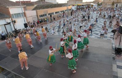 Los integrantes del Grupo de Dantzas Barde-Ribera bailan ante el público que asistió a este espectáculo