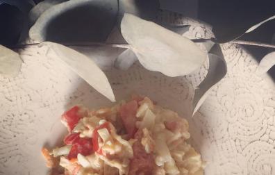 n esta ensalada, el tomate sustituye a la patata.