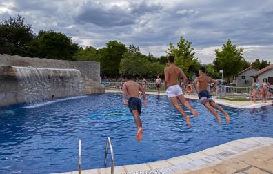 Toda la semana, y especialmente el fin de semana, serán necesarios los chapuzones en piscinas como la del cámping de Irache, en la foto