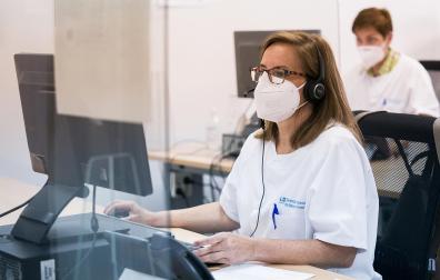 Una rastreadora trabaja en la Unidad de Atención Covid de la Dirección Asistencial Sureste, en Madrid