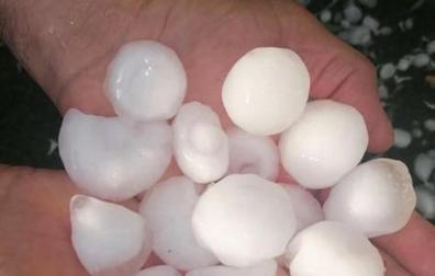Otra imagen del tamaño de las bolas de granizo recogidas en Cabanillas