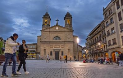 Varias personas pasean por la Plaza de los Fueros de Estella