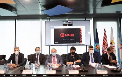 Luis Sabalza, en el centro, durante la Asamblea General Extraordinaria de LaLiga, que ha aprobado este jueves el proyecto de 'LaLiga Impulso'