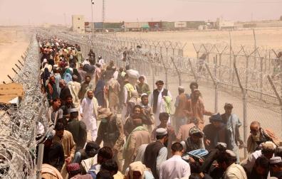 Cientos de personas en la frontera entre Pakistán y Afganistán esperan para cruzar