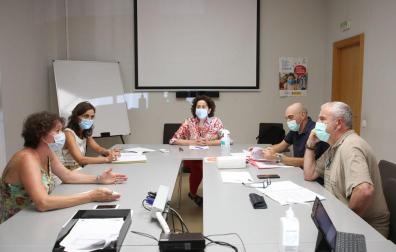 De izquierda a derecha, la directora-gerente de la ANADP, Inés Francés; la subdirectora de Valoración y Servicios, Olga Sala; la consejera Maeztu, el director de Atención Primaria de Salud, Manuel Carpintero, y el director general de salud, Carlos Artundo, en la reunión de este mediodía