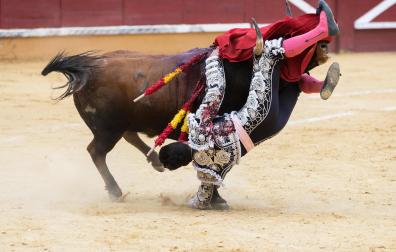 El matador Imanol Sánchez es prendido sin consecuencias por Laminoso al entrar a matar