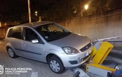 Estado en el que quedó el vehículo que chocó en un aparcamiento