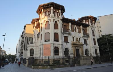La Casa Goicoechea, ayer, con la lona que anuncia su inminente conversión en viviendas.
