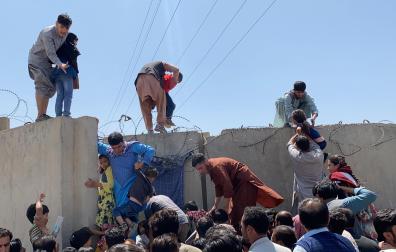 Imagen de afganos saltando al aeropuerto de Kabul en una imagen de hace unos días.