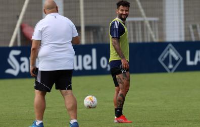 Rubén García, sonriente en un entrenamiento anterior junto a Cata, el secretario técnico