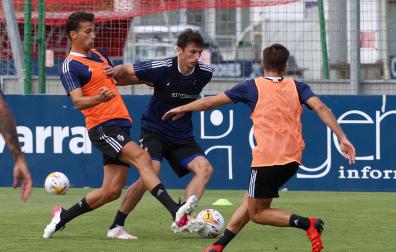 Ante Budimir se zafa de Lucas Torró
