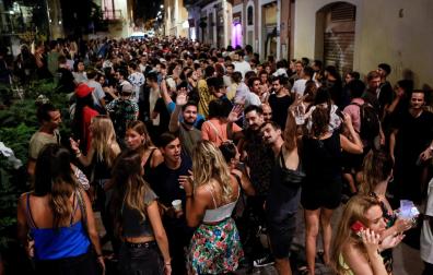 Imagen de una noche en las calles del centro de Barcelona, donde las calles se abarrotan de gente de fiesta.