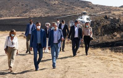 El presidente del Gobierno Pedro Sánchez (c), visita parte de la zona afectada por los incendios en la provincia de Ávila junto a los alcaldes