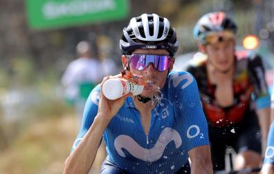 Enric Mas se refresca en la subida final de la novena etapa de la Vuelta Ciclista a España, entre Puerto Lumbreras y el Alto de Velefique