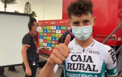 El navarro Julen Amezqueta, en la salida de la etapa de este martes