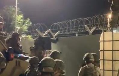 Vídeo grabado por soldados españoles que intentan agilizar la evacuación de los colaboradores afganos en el aeropuerto de Kabul, pasándolos a través de un hueco en el muro del aérodromo.