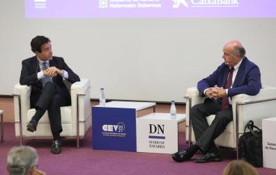 El vicepresidente del Banco Central Europeo y exministro Luis de Guindos, a la derecha, durante el diálogo que mantuvo con Pablo Zalba dentro de los Cursos de Verano