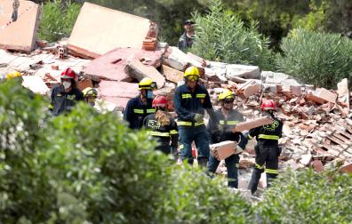 El edificio colapsó en efecto dominó e hizo desaparecer 18 apartamentos y a tres personas de una familia, solo una de ellas ha podido ser rescatada con vida.